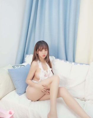 他趴在两腿中间舔我高潮的视频